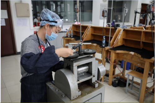 2020年“海河工匠杯”技能大賽珠寶加工賽項于生物與環(huán)境工程學(xué)院圓滿舉辦